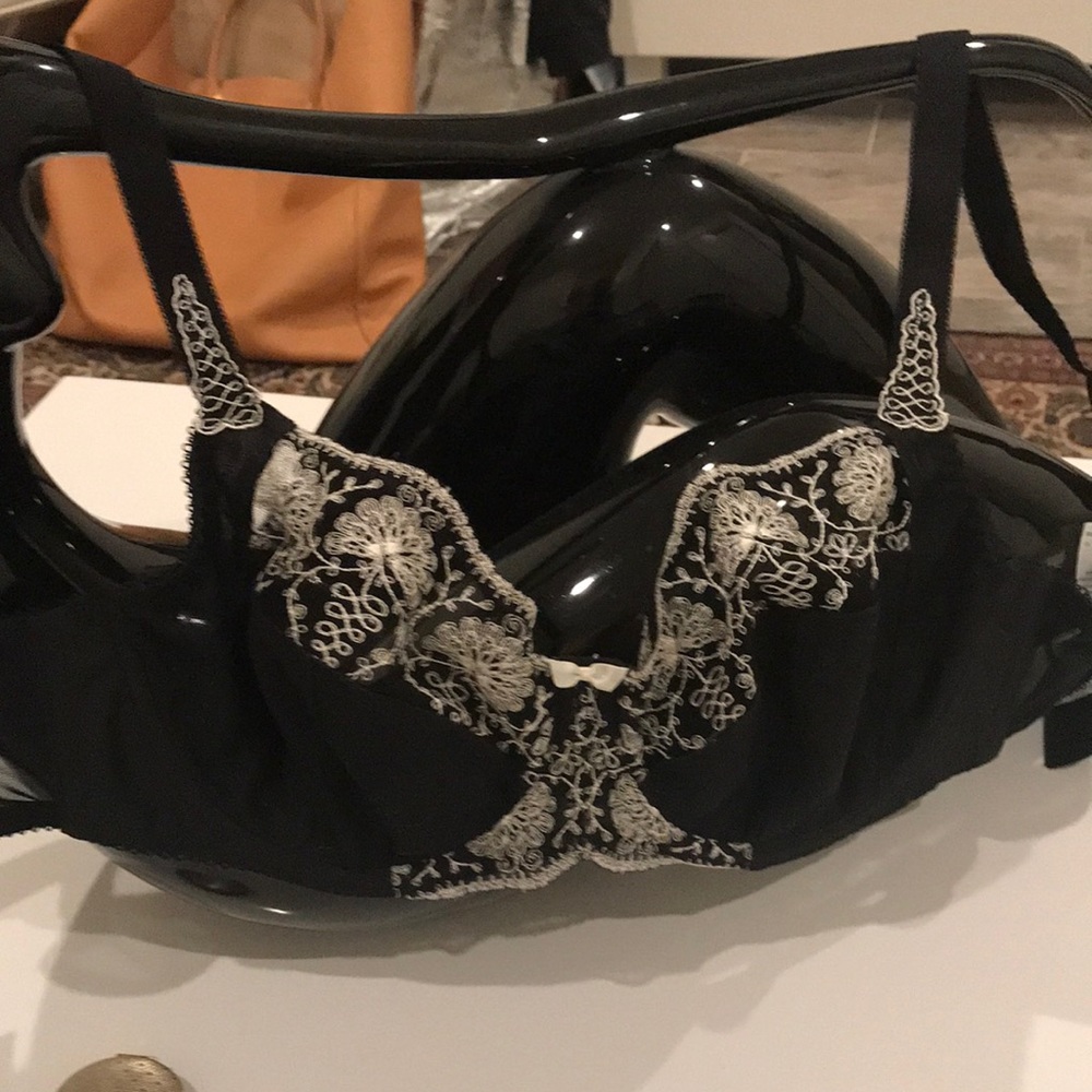 Bra Black Fantasie with white lace. Size 32E